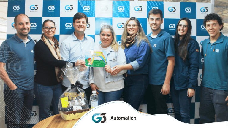 Equipe G3 recebendo livro infantil de autora